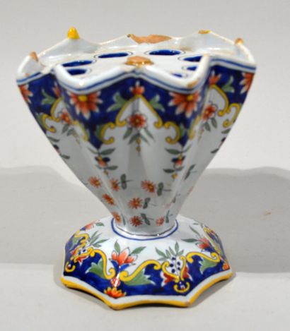 ROUEN 

Bouquetière en faience en forme d'étoile,...