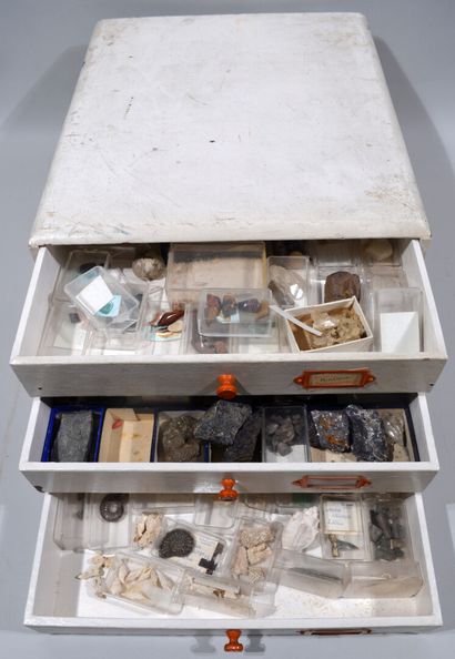 Réunion de trois Cabinets minéralogiques...