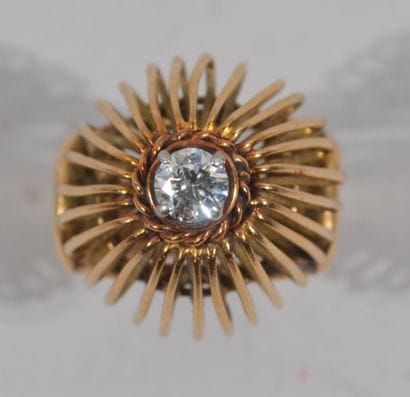 BAGUE pagode en or 18K (750e/1000) surmontée...