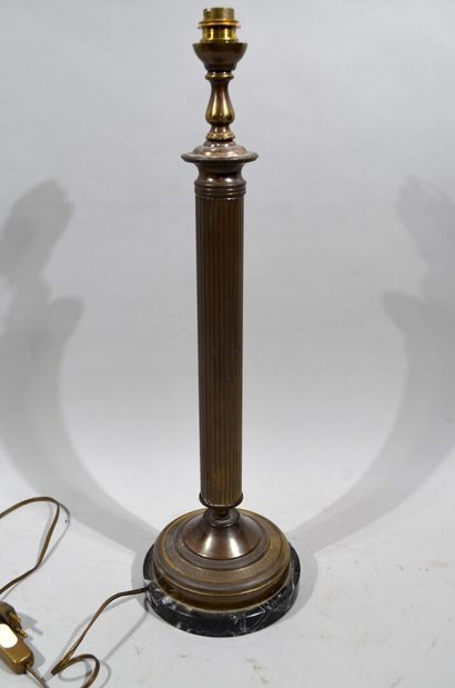 LAMPE de bureau en métal doré. Le pied en...