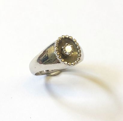 BAGUE en gris 18K (750/1000e) de forme chevalière...