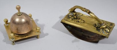 Ensemble d'objet en métal doré comprenant...