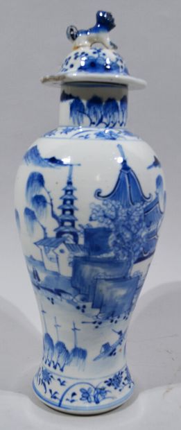 Potiche couverte en porcelaine à décor émaillé...
