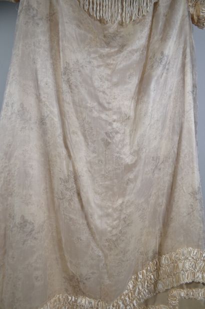 Ensemble en soie et perles de rocaille blanches...