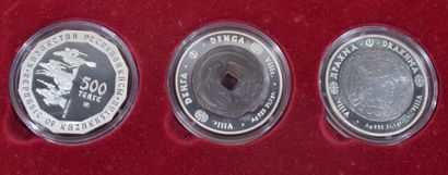 Lot de trois pièces de 500 tenge en argent...