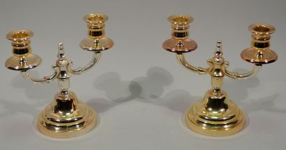 PAIRE DE CANDELABRES en métal argenté à deux...