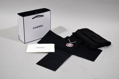 CHANEL 

Pendentif rond à rayure bleu marine...