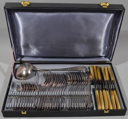 Une partie de ménagère en métal argenté modèle...