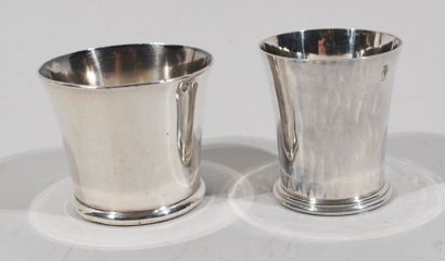 Deux petits verres en argent étranger 935/1000e.

Poids...