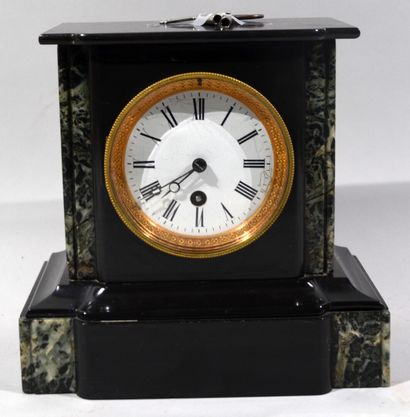 PENDULE borne en marbre vert et noir. Le...