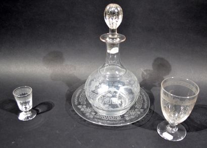 PARTIE DE SERVICE DE VERRE à décor non homogène...