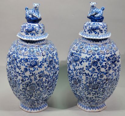 DELFT

Paire de potiches en faïence à décor...