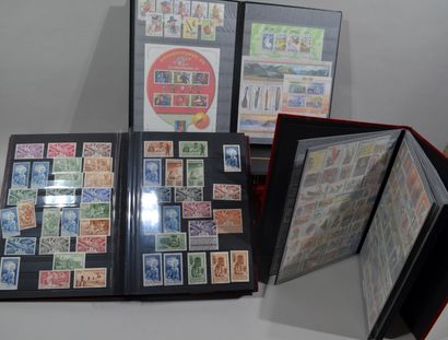 Lot de 8 albums de timbres principalement...