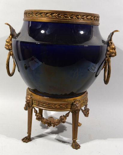 Dans le goût de SEVRES

Cache-pot en faïence...