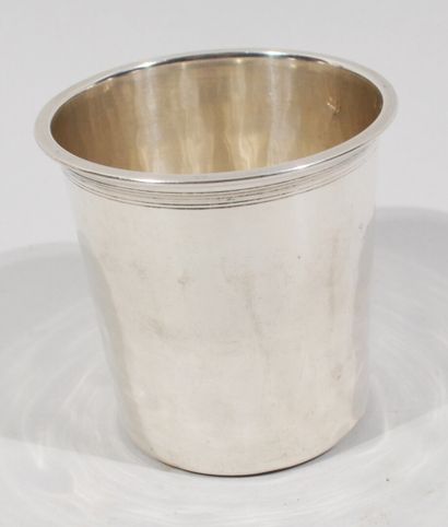 TIMBALE droite en argent à lèvre en doucine....