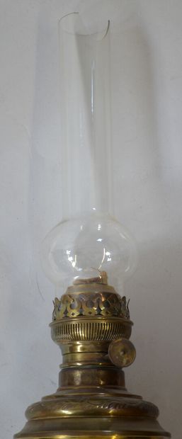 LAMPE DE PARQUET en laiton doré, fût gravé...