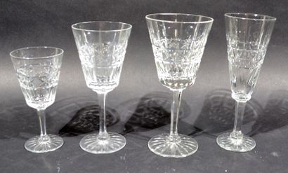 PARTIE DE SERVICE DE VERRES en cristal à...