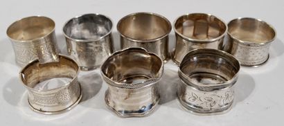 Lot de 8 ronds de serviettes en argent ciselé...