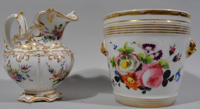 PARIS - Seau et verseuse en porcelaine à...