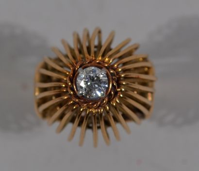 BAGUE pagode en or 18K (750e/1000) surmontée...