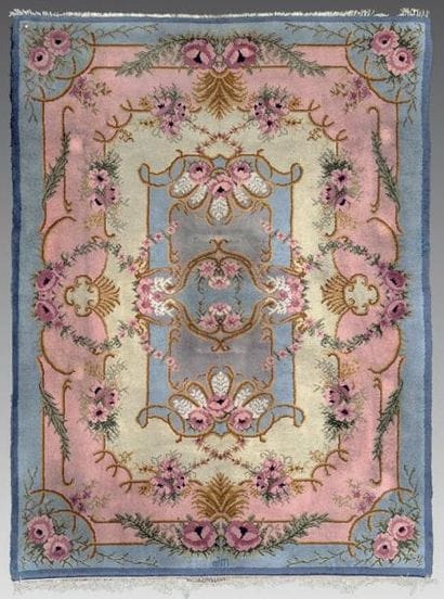 DIM
Tapis à décor floral. Signé 390 x 310...