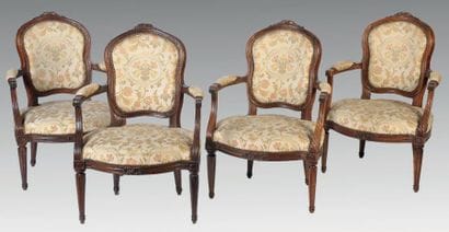 Quatre fauteuils cabriolet en bois naturel...