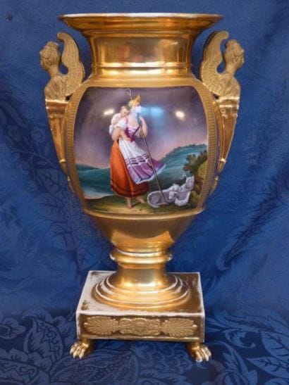 Paire de vases en porcelaine polychrome à...