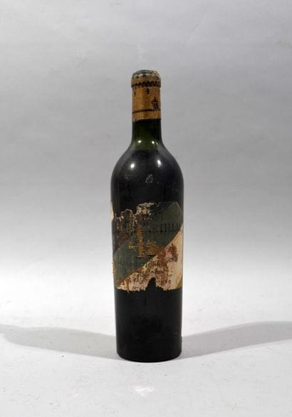 Une bouteille de CHATEAU LA TOUR MARTILLAC...