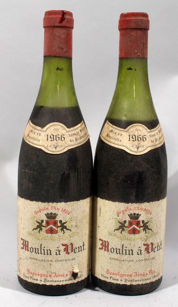 2 bouteilles de MOULIN A VENT Beaujolais...