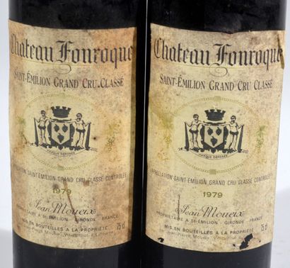 Deux bouteilles de CHATEAU FONROQUE Saint...