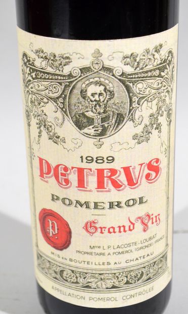 Une bouteille de CHATEAU PETRUS Pomerol Grand...