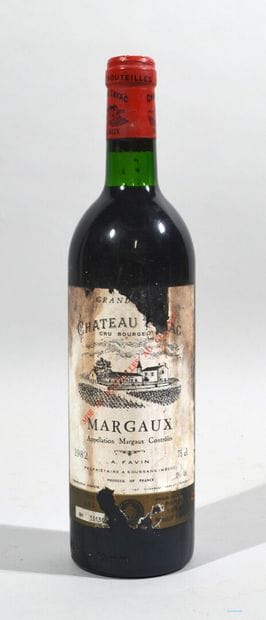 Une bouteille de CHATEAU TAYAC Margaux A....
