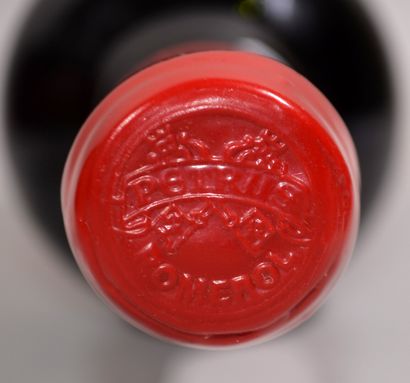 Une bouteille de CHATEAU PETRUS Pomerol Grand...