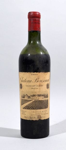 Une bouteille de CHATEAU BOUSCAUT Graves...