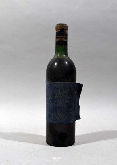 Une bouteille de CHATEAU LA TOUR MONTAIGUILLON...