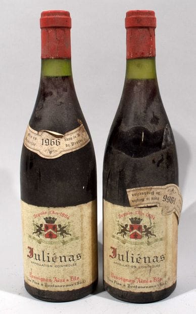 2 bouteilles de JULIENAS 1966 (étiquettes...