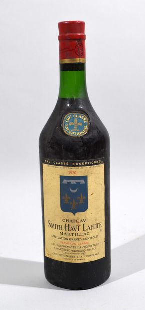 Une bouteille de CHATEAU SMITH HAUT LAFITTE...