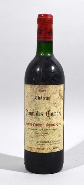 Une bouteille de CHATEAU TOUR DES COMBES...