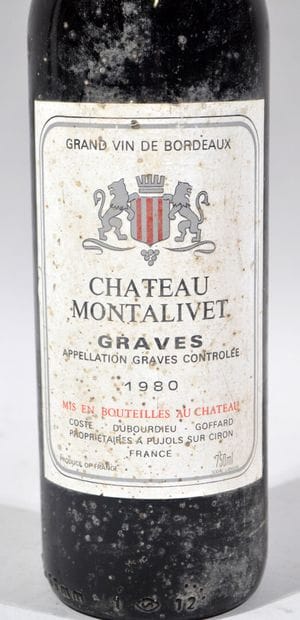 Une bouteille de CHATEAU MONTALIVET Graves...