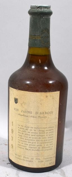 Une bouteille de VIN JAUNE d'Arbois Rolet...