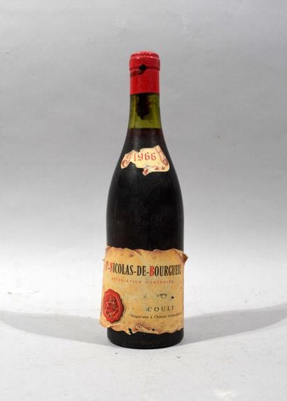 Une bouteille de SAINT NICOLAS DE BOUGUEIL...