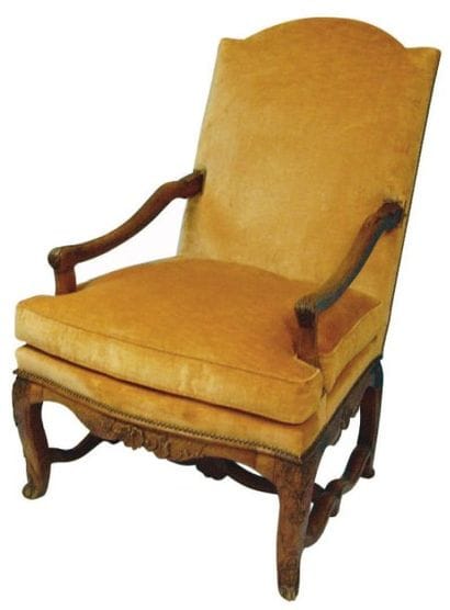 FAUTEUIL à dossier plat en bois naturel sculpté....