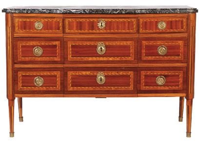 COMMODE en bois de placage marqueté ouvrant...