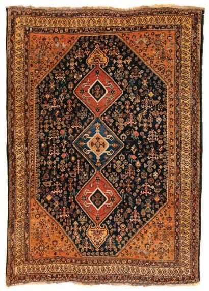 Tapis KASHGAI. Fond bleu à triple médaillons,...