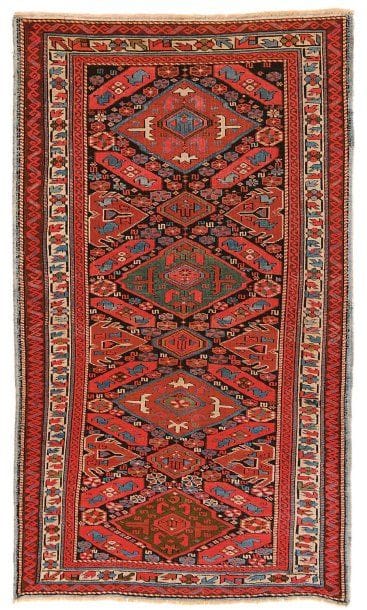 Tapis SEYKOUR. Fond tête de nègre à quatre...