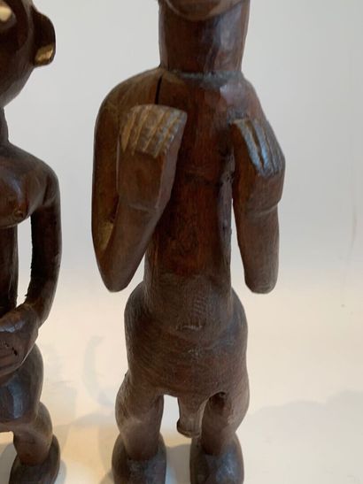 AFRIQUE.

COUPLE DE STATUETTES en bois sculpté...