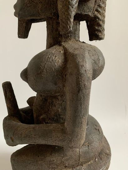 Dans le style DOGON, Mali.

FIGURE FEMININE...