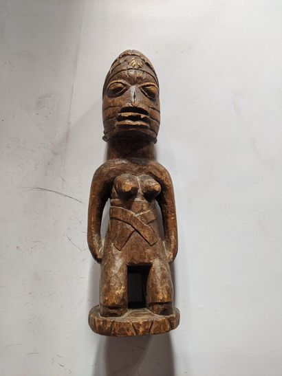CONGO.

FIGURE FEMININE agenouillée en bois...