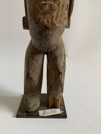 AFRIQUE.

STATUE en bois sculpté représentant...
