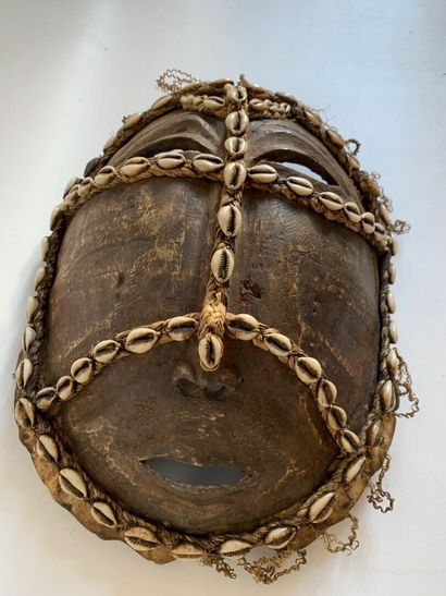 LEGA, Congo.

MASQUE type carapace orné de...